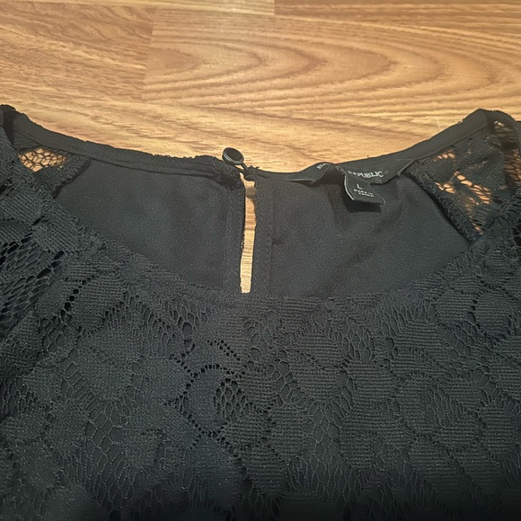 Stunning black lace blouse. Banana Republic size L - Picture 3 of 6